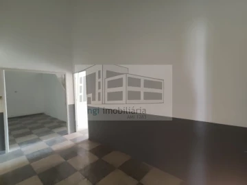 Loja para Venda em Póvoa de Santo Adrião e Olival Basto