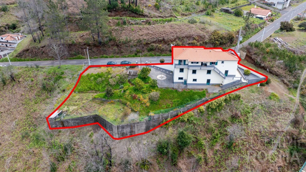 Moradia T4 para Venda em Prazeres Foto 1