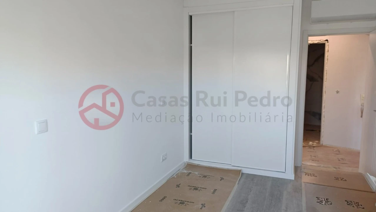 Apartamento T2 para Venda em Corroios Foto 9