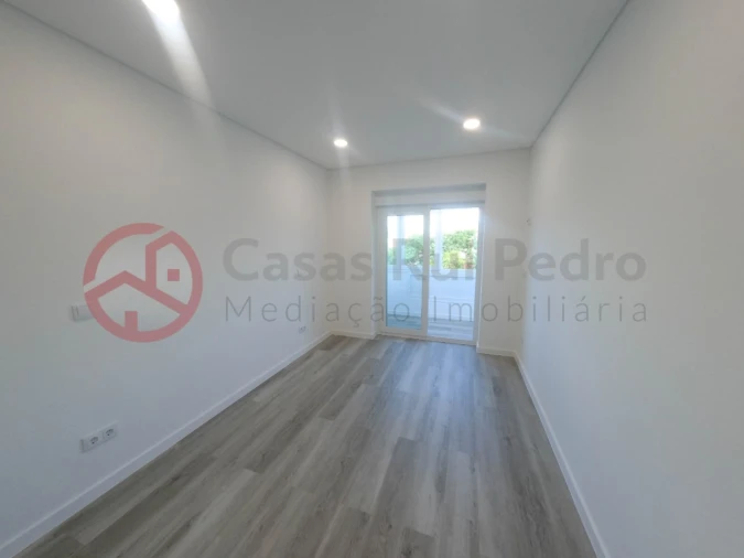 Apartamento T2 para Venda em Corroios Foto 9