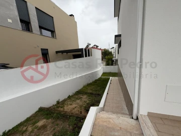 Moradia T5 para Venda em Laranjeiro e Feijó