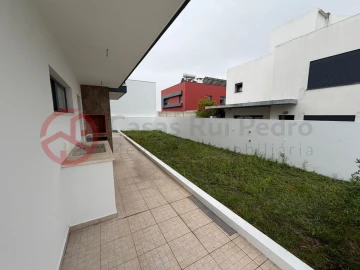Moradia T5 para Venda em Laranjeiro e Feijó