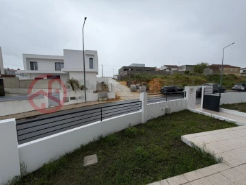 Moradia T5 para Venda em Laranjeiro e Feijó