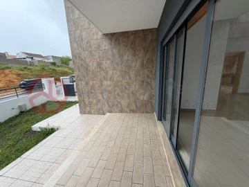 Moradia T5 para Venda em Laranjeiro e Feijó