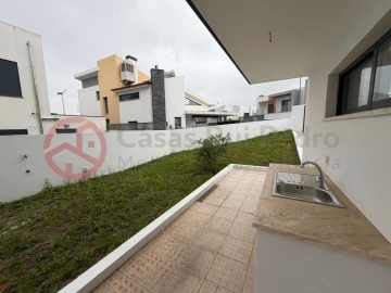 Moradia T5 para Venda em Laranjeiro e Feijó