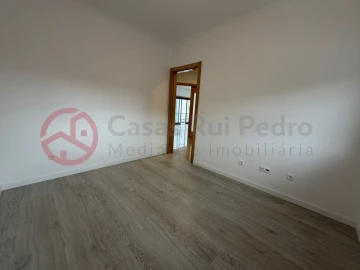 Moradia T5 para Venda em Laranjeiro e Feijó