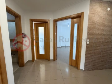 Moradia T5 para Venda em Laranjeiro e Feijó