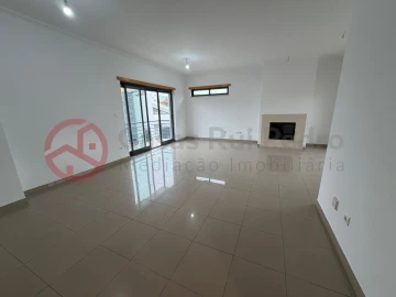 Moradia T5 para Venda em Laranjeiro e Feijó