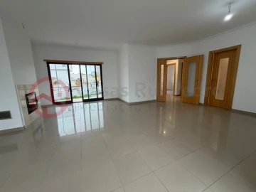Moradia T5 para Venda em Laranjeiro e Feijó