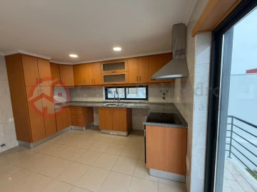 Moradia T5 para Venda em Laranjeiro e Feijó