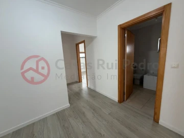 Moradia T5 para Venda em Laranjeiro e Feijó