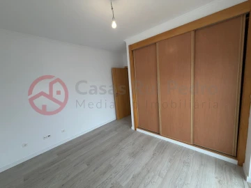 Moradia T5 para Venda em Laranjeiro e Feijó