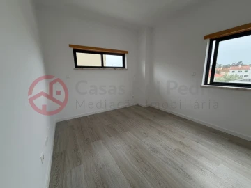 Moradia T5 para Venda em Laranjeiro e Feijó