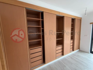 Moradia T5 para Venda em Laranjeiro e Feijó