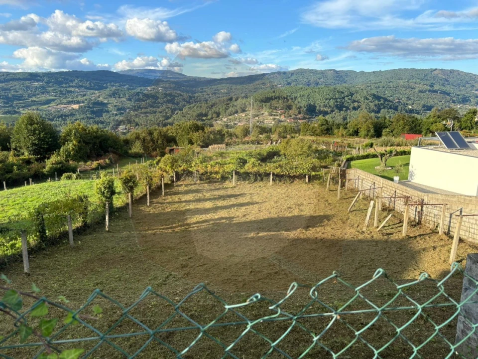 Terreno Misto para Venda em Chaviães e Paços Foto 2