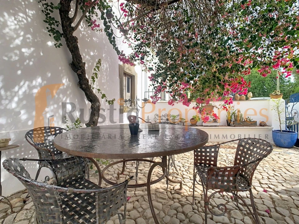 Moradia T4 para Venda em Santa Barbara de Nexe Foto 4