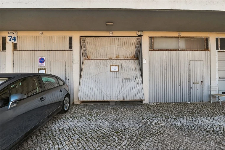 Garagem para Arrendamento em Queluz e Belas Foto 2