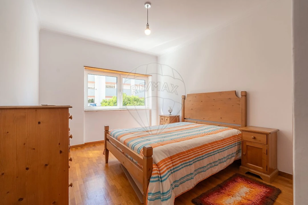 Apartamento T2 para Arrendamento em Santo Antonio dos Olivais Foto 22