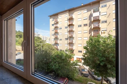 Apartamento T2 para Arrendamento em Santo Antonio dos Olivais