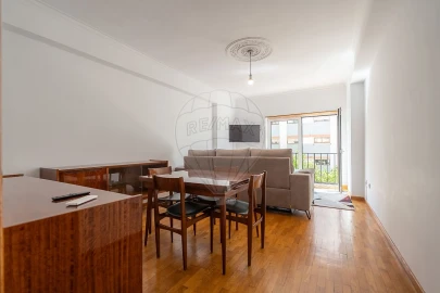 Apartamento T2 para Arrendamento em Santo Antonio dos Olivais