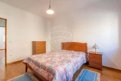 Apartamento T2 para Arrendamento em Santo Antonio dos Olivais