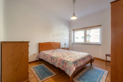 Apartamento T2 para Arrendamento em Santo Antonio dos Olivais