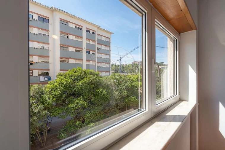 Apartamento T2 para Arrendamento em Santo Antonio dos Olivais Foto 24