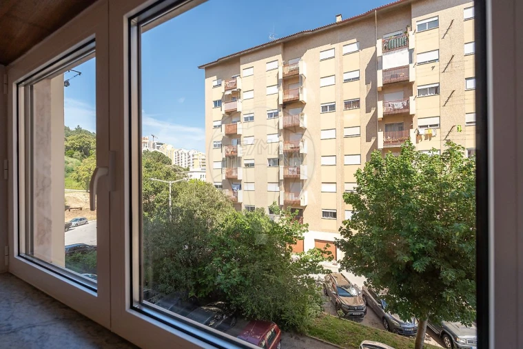 Apartamento T2 para Arrendamento em Santo Antonio dos Olivais Foto 17