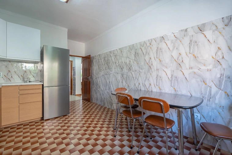 Apartamento T2 para Arrendamento em Santo Antonio dos Olivais Foto 6