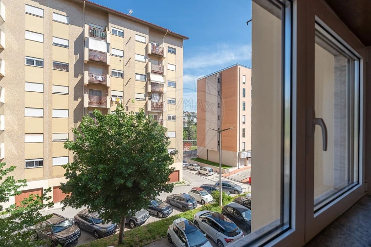 Apartamento T2 para Arrendamento em Santo Antonio dos Olivais Foto 20