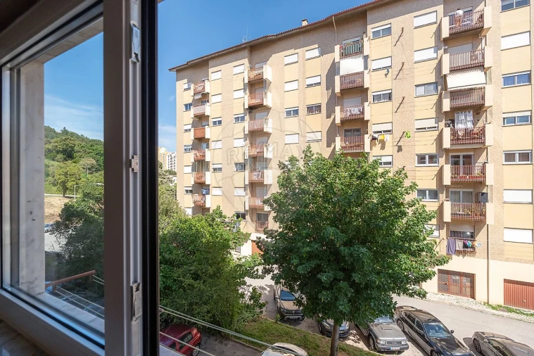 Apartamento T2 para Arrendamento em Santo Antonio dos Olivais Foto 9