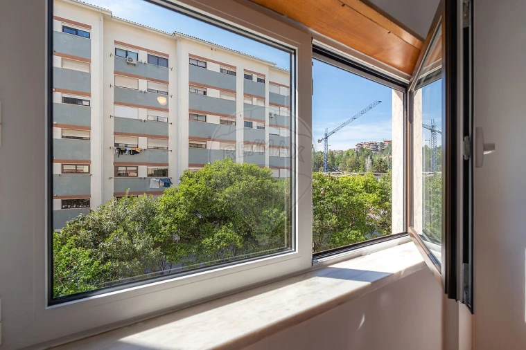 Apartamento T2 para Arrendamento em Santo Antonio dos Olivais Foto 27