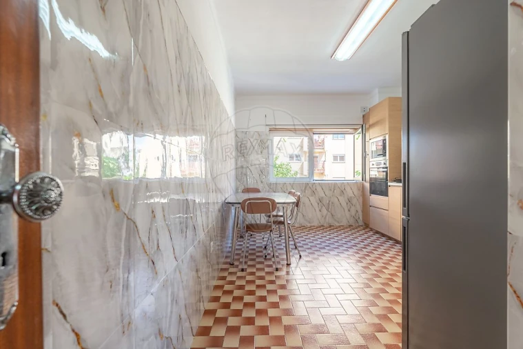 Apartamento T2 para Arrendamento em Santo Antonio dos Olivais Foto 2