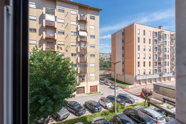 Apartamento T2 para Arrendamento em Santo Antonio dos Olivais Foto 8