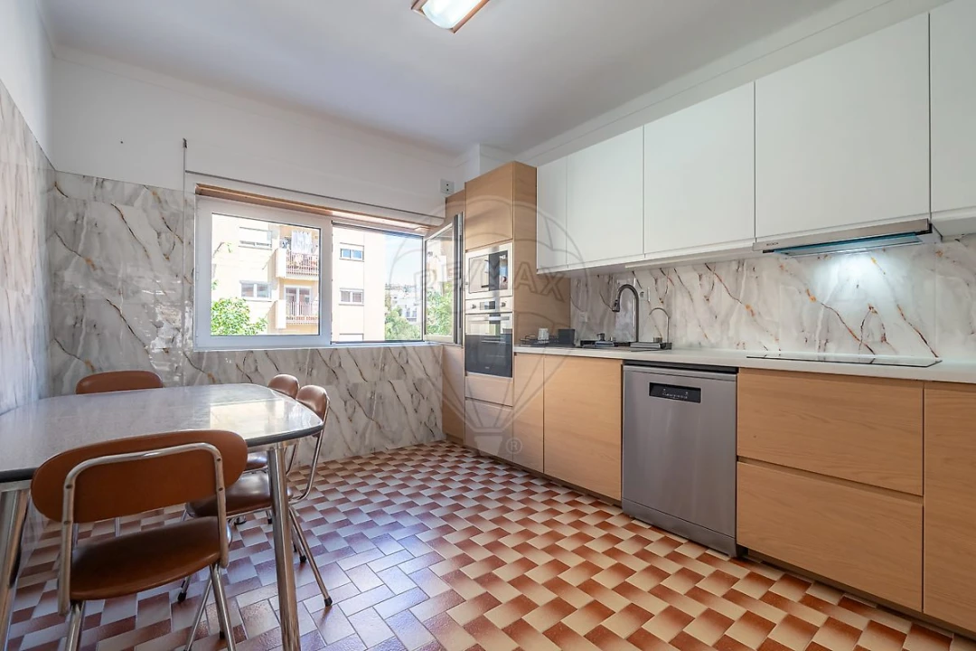 Apartamento T2 para Arrendamento em Santo Antonio dos Olivais Foto 1