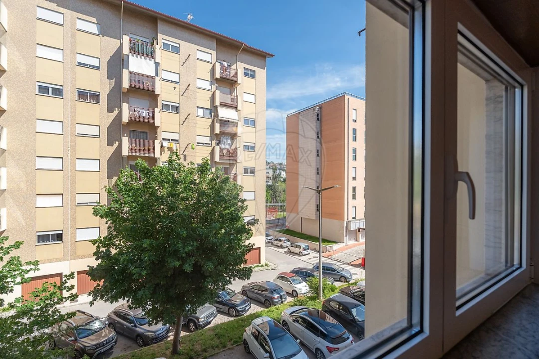 Apartamento T2 para Arrendamento em Santo Antonio dos Olivais Foto 20