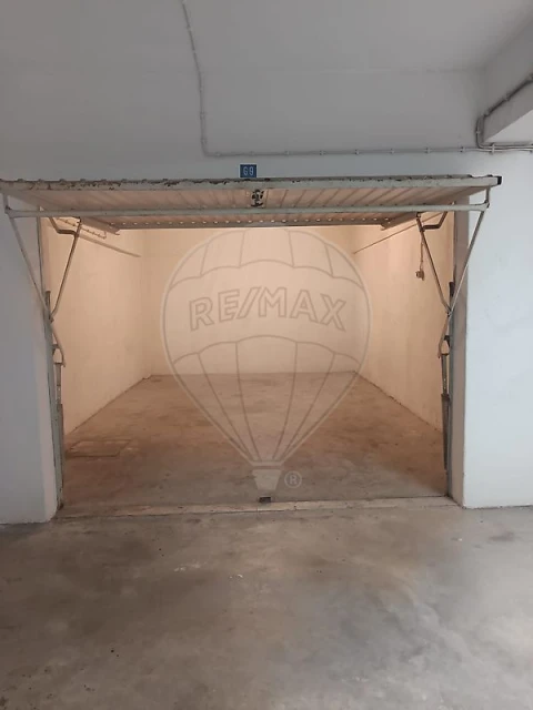 Garagem para Arrendamento em Massamá e Monte Abraão