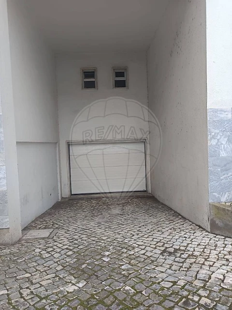 Garagem para Arrendamento em Massamá e Monte Abraão