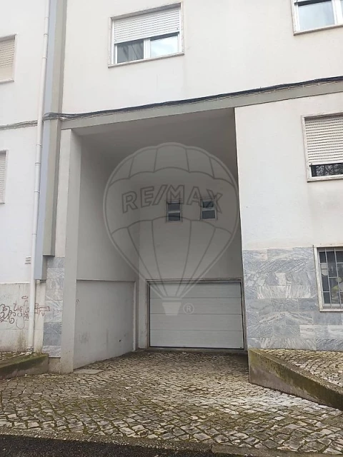 Garagem para Arrendamento em Massamá e Monte Abraão