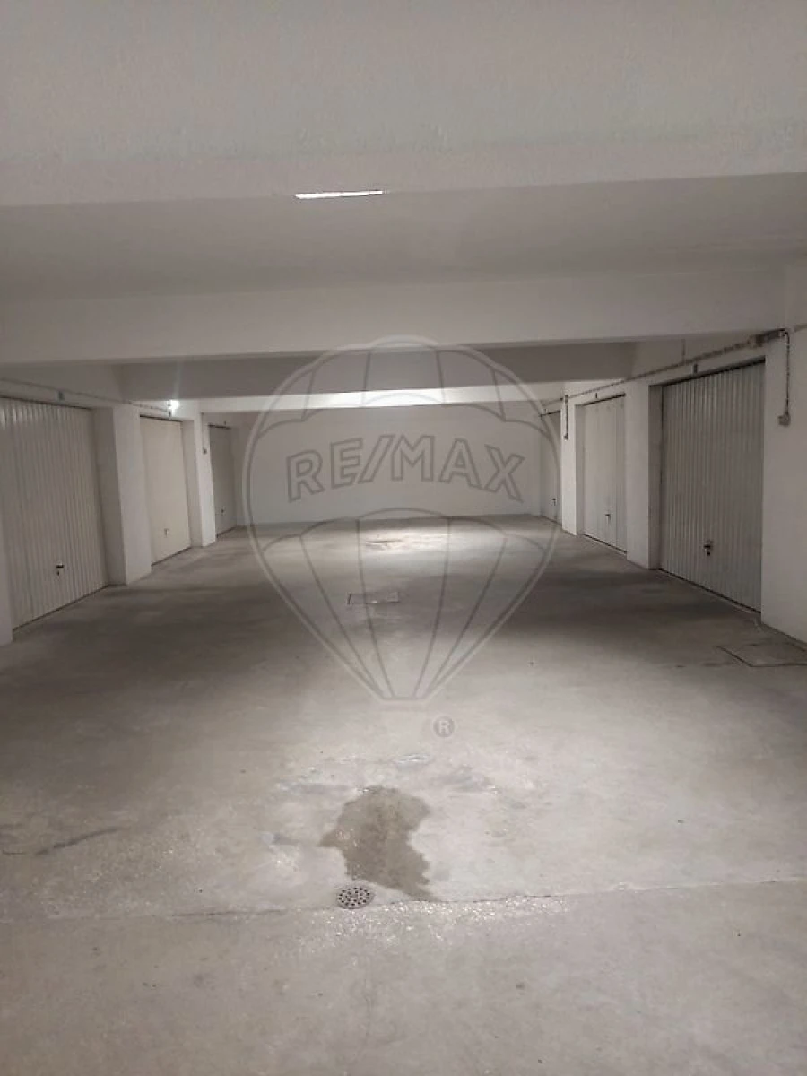 Garagem para Arrendamento em Massamá e Monte Abraão Foto 6