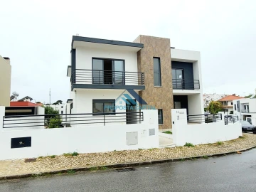 Moradia T5 para Venda em Laranjeiro e Feijó