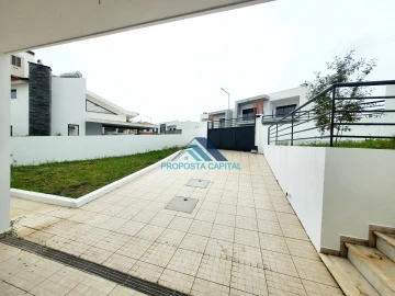 Moradia T5 para Venda em Laranjeiro e Feijó