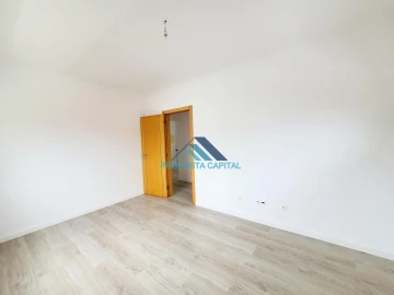 Moradia T5 para Venda em Laranjeiro e Feijó