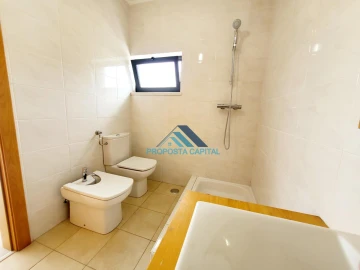 Moradia T5 para Venda em Laranjeiro e Feijó