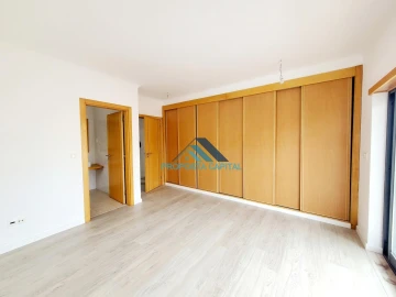 Moradia T5 para Venda em Laranjeiro e Feijó