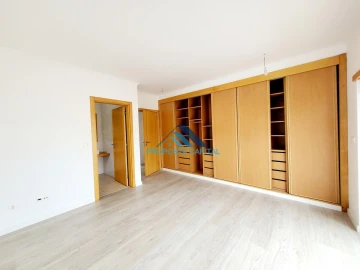 Moradia T5 para Venda em Laranjeiro e Feijó