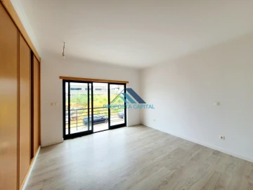 Moradia T5 para Venda em Laranjeiro e Feijó