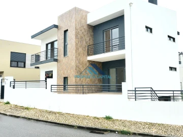 Moradia T5 para Venda em Laranjeiro e Feijó