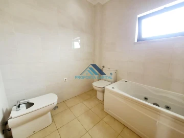 Moradia T5 para Venda em Laranjeiro e Feijó