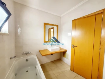 Moradia T5 para Venda em Laranjeiro e Feijó